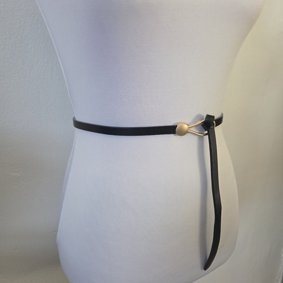 Thin black belt with gold circular buckle - Picture 5 of 7